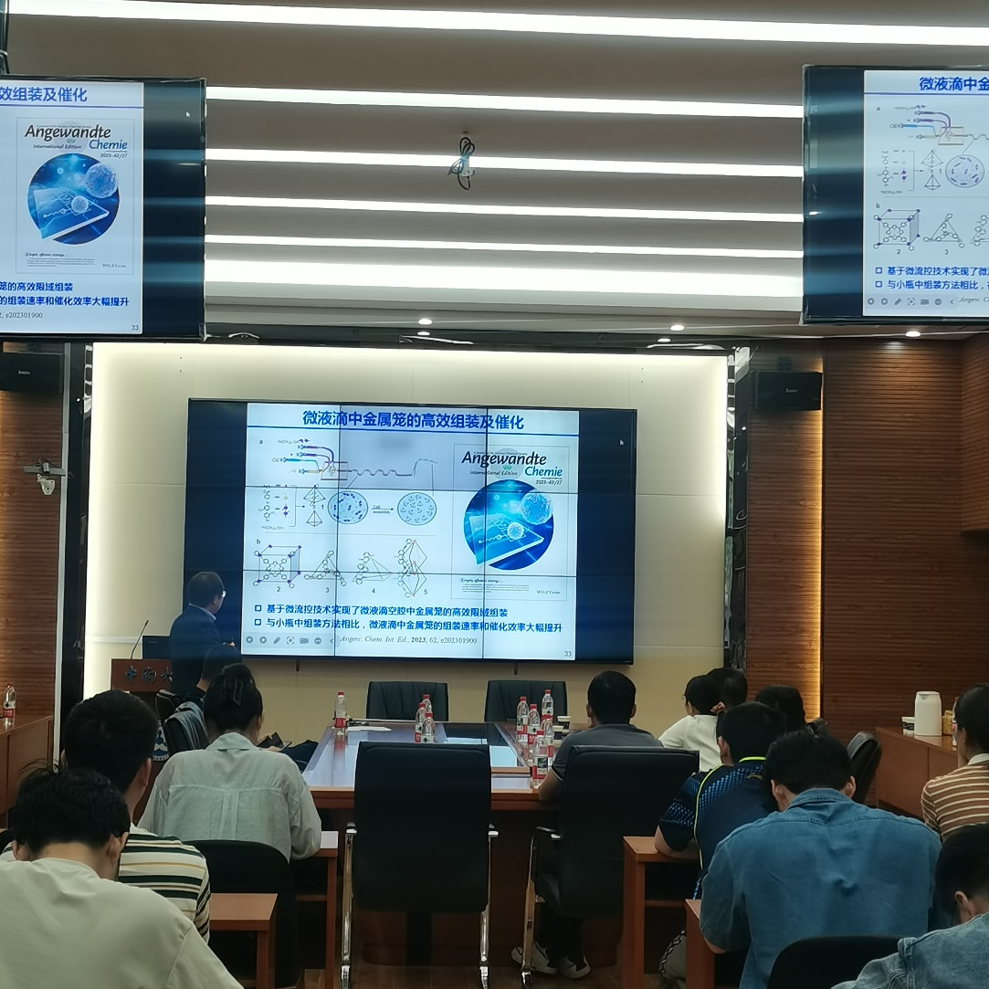 一群人坐在电视前AI 生成的内容可能不正确。