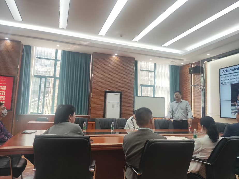 会议室里的人们AI 生成的内容可能不正确。