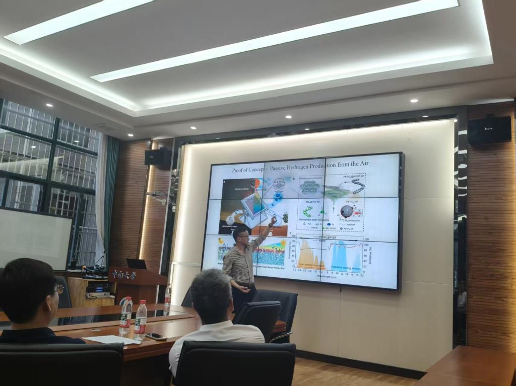 房间里的电视AI 生成的内容可能不正确。