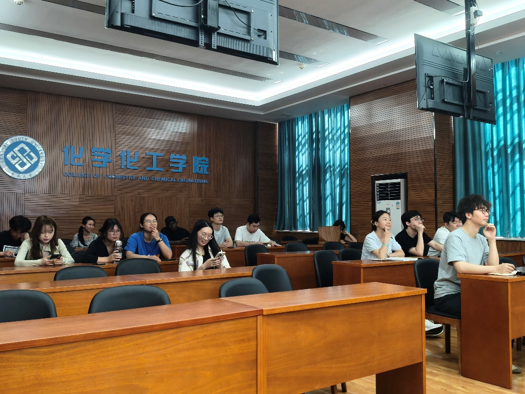 人们在看台上的人在桌子前AI 生成的内容可能不正确。