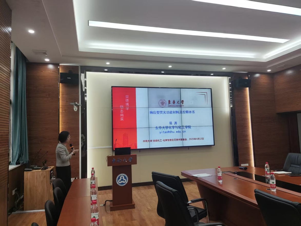 房间里有桌子和椅子AI 生成的内容可能不正确。