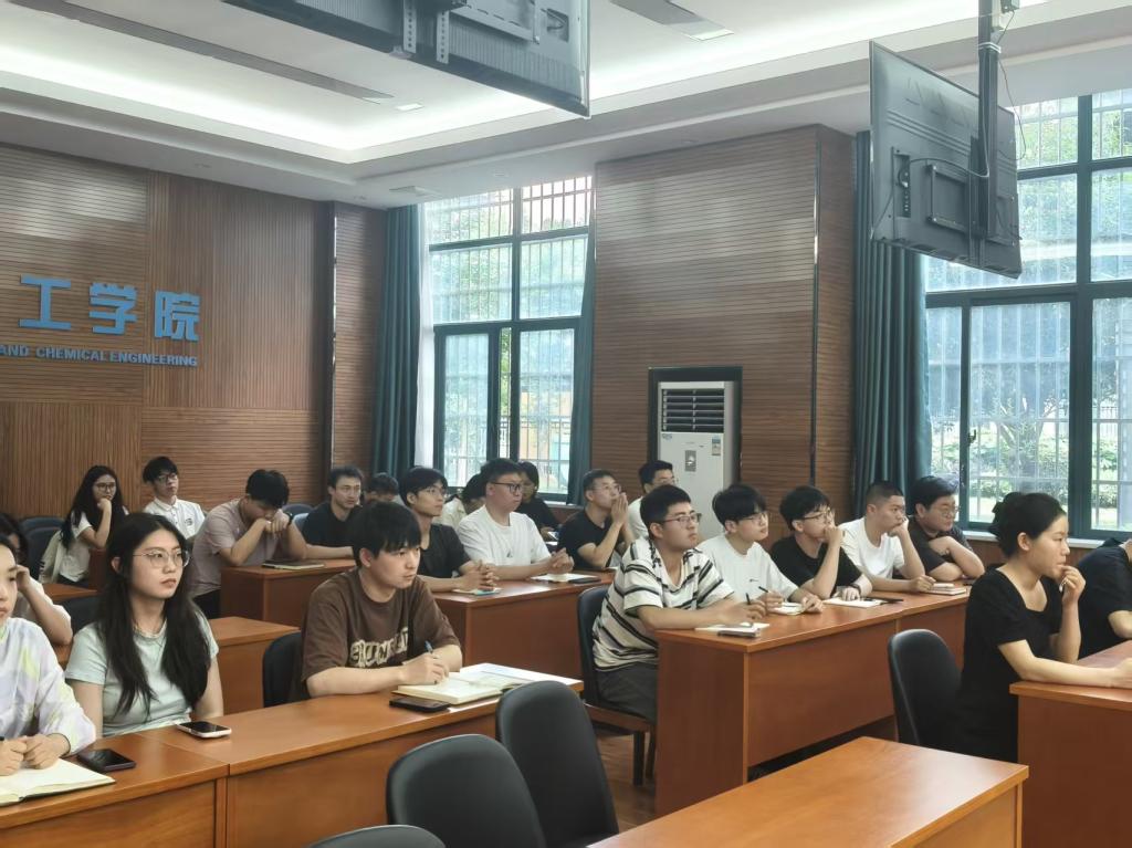 会议室里的人们AI 生成的内容可能不正确。